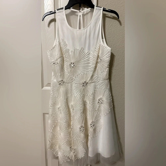 Badgley Mischka white sleeveless cocktail dress size 10 with ribbon and sequins - Picture 1 of 7